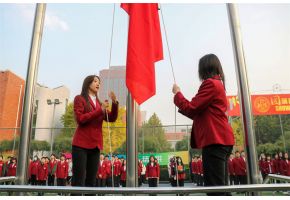 逼逼逼性爱视频免费观看升旗仪式：凝心聚力，同心向党